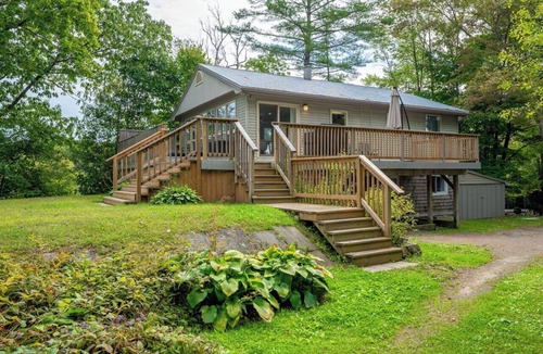 Bala Cottage | Lakefront Muskoka Cottage | Fire Pit, BBQ & Water Toys