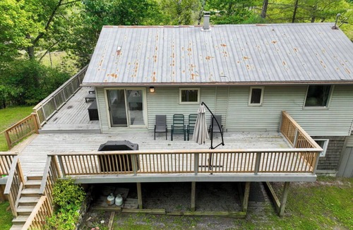 Bala Cottage | Lakefront Muskoka Cottage | Fire Pit, BBQ & Water Toys