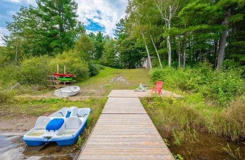 Bala House | Lakefront Muskoka Cottage with Fire Pit and BBQ