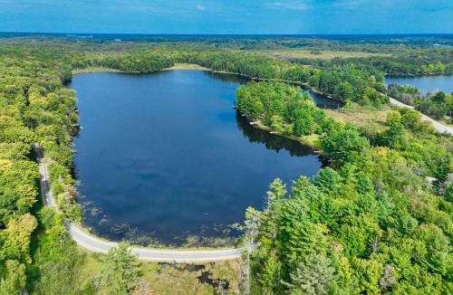 Bala House | Lakefront Muskoka Cottage with Fire Pit and BBQ