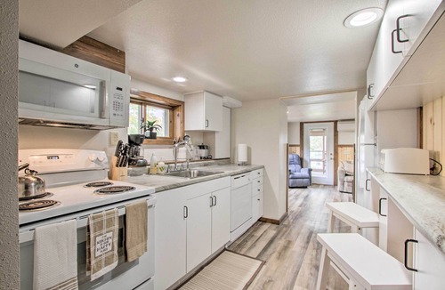 New Auburn Apartment | Lakefront New Auburn Apartment w/Shared Dock