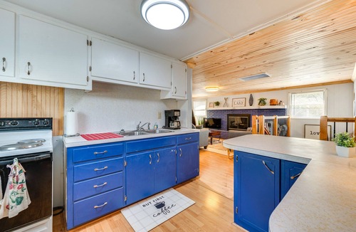 New London House | Lakefront New London Home: Dock, Fire Pit + Views!