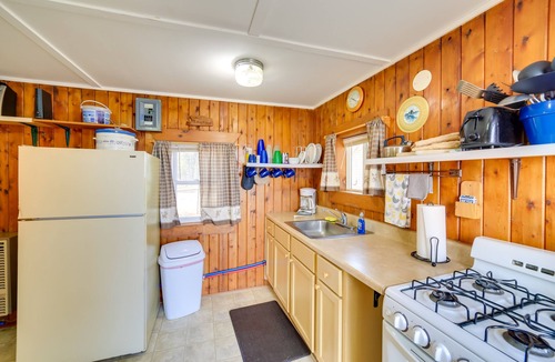 Newberry Apartment | Lakefront Newberry Studio w/Fire Pit!