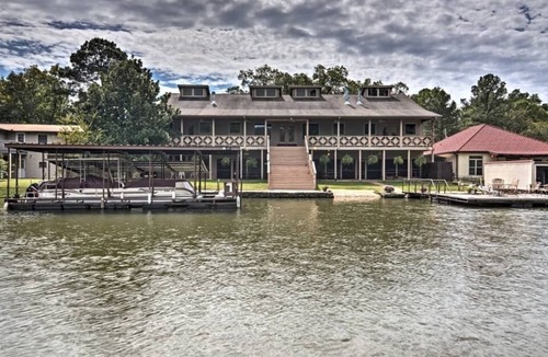 Lake Hamilton House | Lakefront Newly Remodeled 4 BR- Pool + Hot Tub + Boat rental + Events