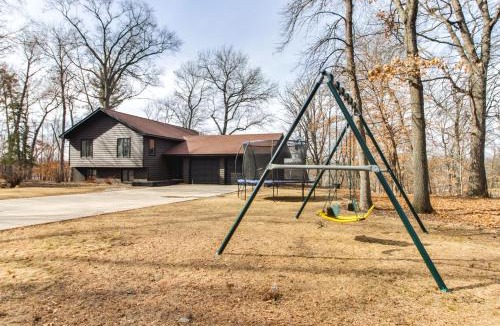 Lake Shore House | Lakefront Nisswa Home w/Deck & Screened Porch