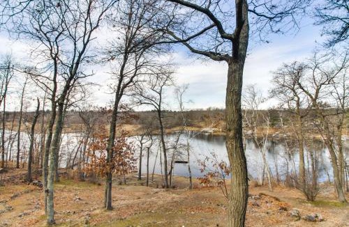 Lake Shore House | Lakefront Nisswa Home w/Deck & Screened Porch