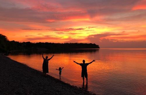 Sodus House | Lakefront Oak Cottage Hot Tub & Fire Pit