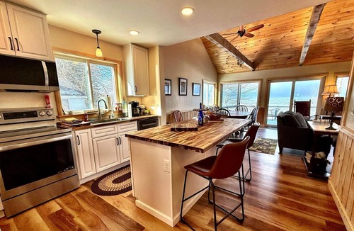 Sodus Cottage | Lakefront Oak Cottage Hot Tub & Fire Pit