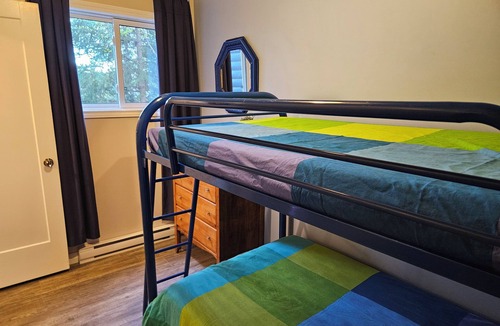 Twin Bay Cottage | Lakefront oasis.