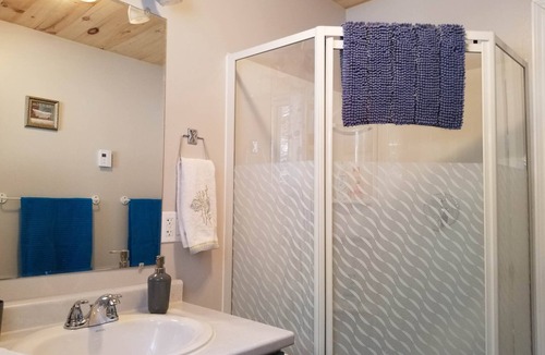 Twin Bay Cottage | Lakefront oasis.