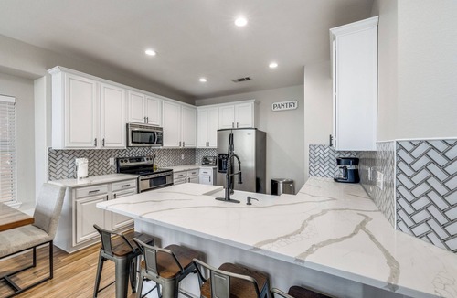 Tarrant County House | Lakefront Oasis w/covered Patio + outdoor Kitchen