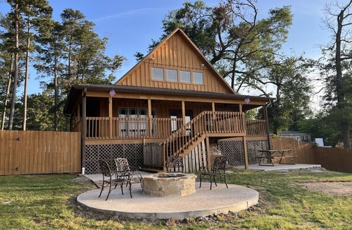 Larue Cottage | Lakefront Oasis with Private Boat Dock on Lake Palestine