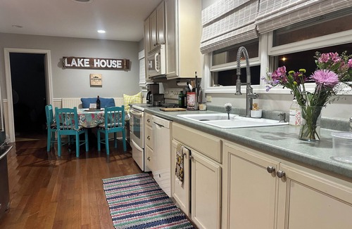 Bomoseen Cottage | Lakefront oasis with amazing sunsets