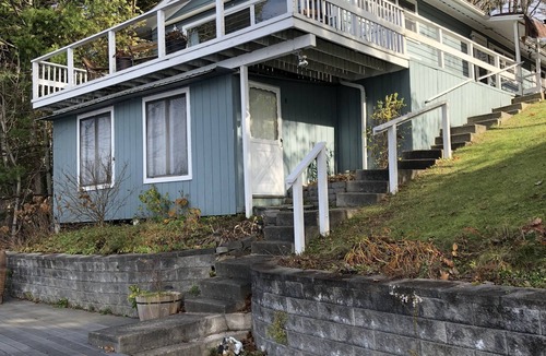 Bomoseen Cottage | Lakefront oasis with amazing sunsets