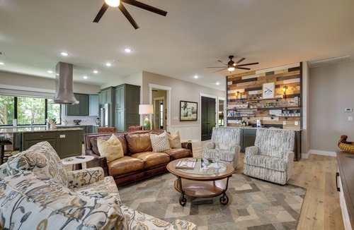 Onalaska House | Lakefront Onalaska Home w/Screened-In Porch!