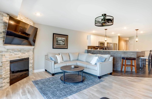 Camdenton Condo | Lakefront Ozark Condo w/Spacious Balcony!