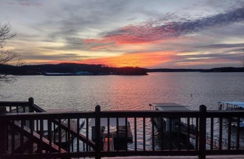 Linn Creek House | Lakefront Ozarks Home: Deck + Boat Dock!