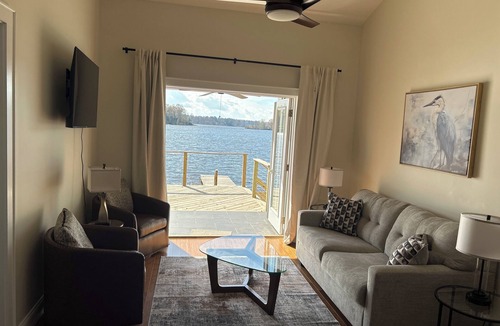 Hartsville Condo | Lakefront Paradise!