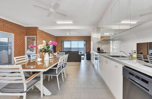 Lake Munmorah House | Lakefront peaceful house with Fireplace