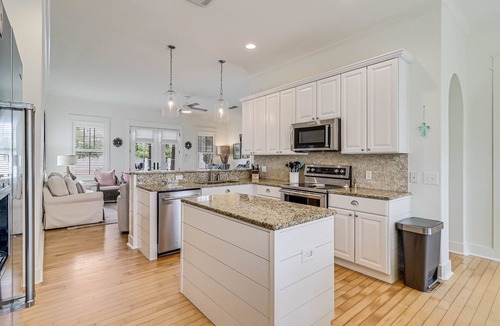 Cinnamon Shore House | Lakefront, Pet-Friendly, Beach Home w/Large Backyard+Loft & Resort Amenities