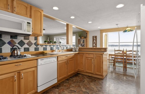 Seneca Falls House | Lakefront | Pet Friendly | Hot Tub | FLX Wineries | Hot Tub