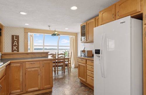 Seneca Falls House | Lakefront | Pet Friendly | Hot Tub | FLX Wineries | Hot Tub