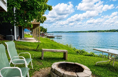 Seneca Falls House | Lakefront | Pet Friendly | Hot Tub | FLX Wineries | Hot Tub