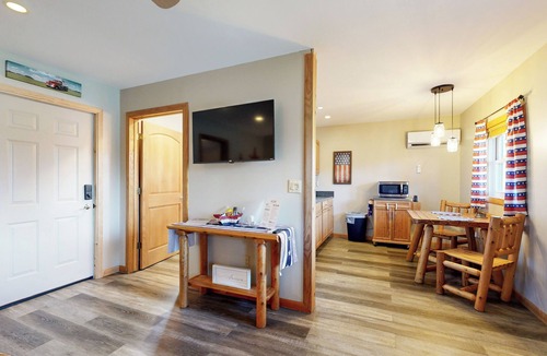 Murphysboro Cabin | Lakefront, Pet-Friendly 1BR w/Porch & Fire Pit
