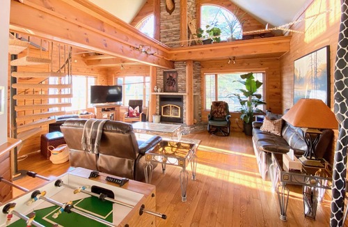 Gracefield Ski Chalet | Lakefront Pineview Chalet + Spa on Lac Orignal