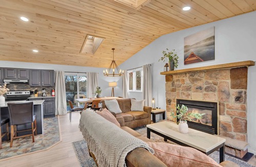 White Haven Cabin | LakeFront Pocono Cabin | Massive Yard & Hot Tub