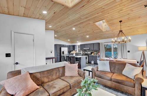 White Haven Cabin | LakeFront Pocono Cabin | Massive Yard & Hot Tub