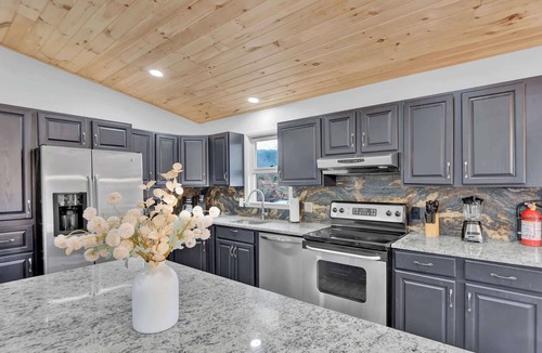 White Haven Cabin | LakeFront Pocono Cabin | Massive Yard & Hot Tub