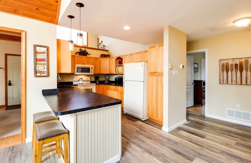 Pocono Lake House | Lakefront Poconos Family Home w/Pool Access