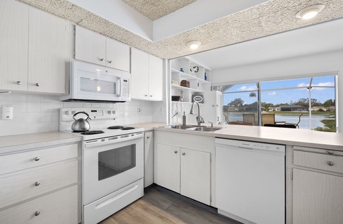 Venice Gardens House | Lakefront Pool Home-Venice, FL