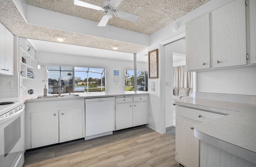 Venice Gardens House | Lakefront Pool Home-Venice, FL