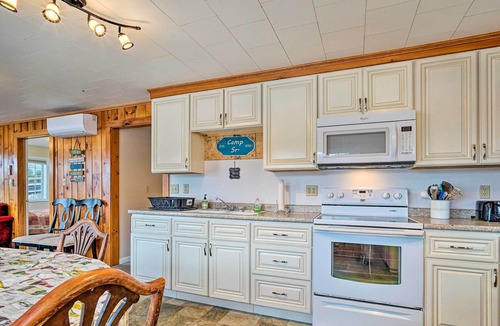 Poultney Cottage | Lakefront Poultney Cottage w/ Deck + Views!