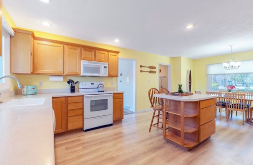Paw Paw House | Lakefront, private bar- pet friendly