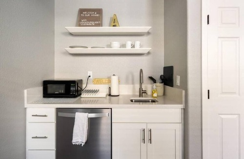 Lathrop House | Lakefront Private Guest Suite + Jacuzzi