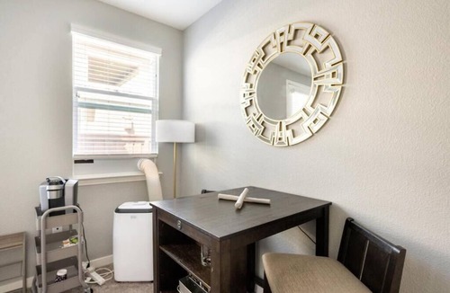 Lathrop House | Lakefront Private Guest Suite + Jacuzzi