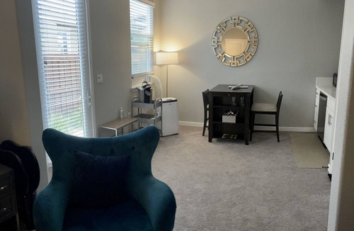 Lathrop House | Lakefront Private Guest Suite + Jacuzzi