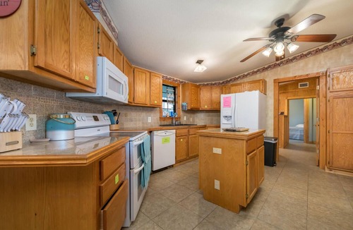 Cotton Gin House | Lakefront Property with a pool & hot tub!