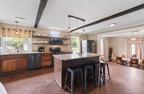 Wilson County House | Lakefront property with 7 bedrooms