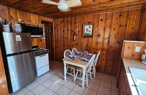 Grubville House | Lakefront Retreat - Sleeps 8 - 1 Hr from STL