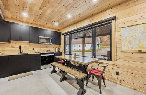 Penetanguishene Cottage | Lakefront Retreat- Private Beach, up to 30 Guests!