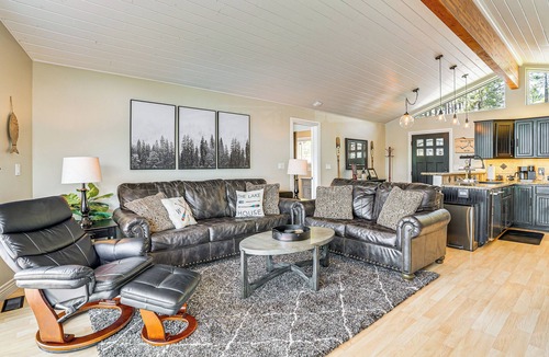 Tumtum House | Lakefront Retreat w/Kayaks, Paddle Boards & Deck!