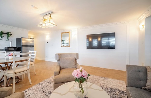 New Toronto House | Lakefront Retreat 10 Min from downtown Toronto