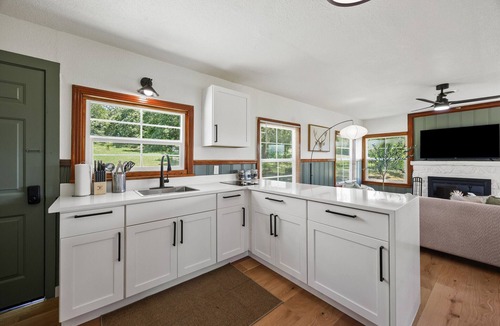 Madill Cabin | Lakefront Retreat | 2 Private Cabins w/Hot Tub & Lake Views- sleeps 10