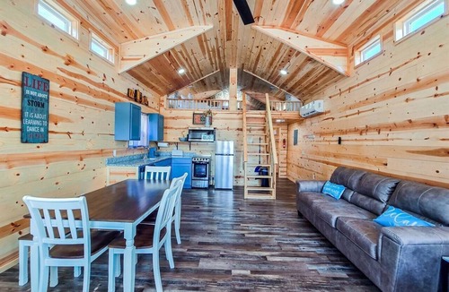 Checotah Cabin | Lakefront Retreat at Belle Starr Marina