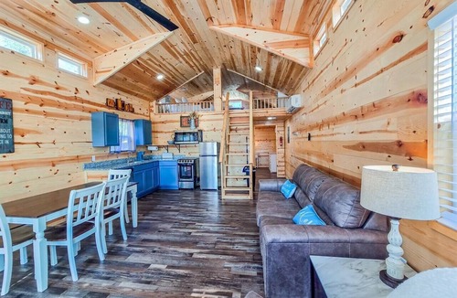 Checotah Cabin | Lakefront Retreat at Belle Starr Marina