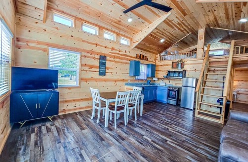 Checotah Cabin | Lakefront Retreat at Belle Starr Marina